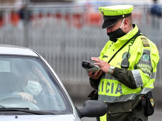 Agente de tránsito verificando comparendo